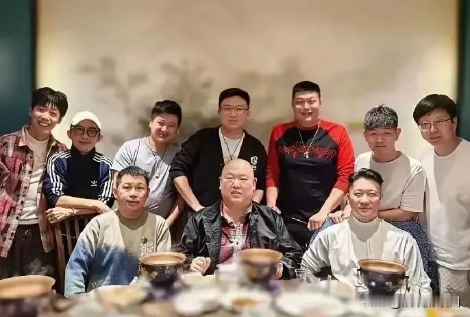 曹云金与刘云天的关系，为什么每次合影曹云金做前排而刘云天像马弁一样站后排？为什么