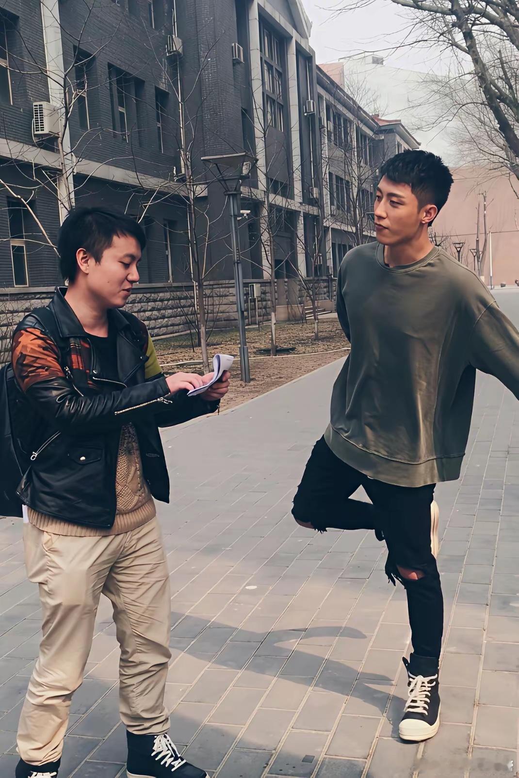 十年前的黄景瑜，瘦瘦高高的一个人，挺帅的！ 