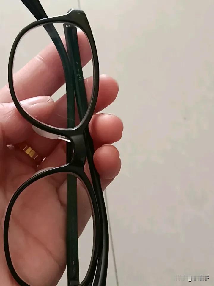 孩子的眼镜真是一笔大的开支。
我家孩子从很小就开始戴眼镜，大概眼镜方面就花了两三