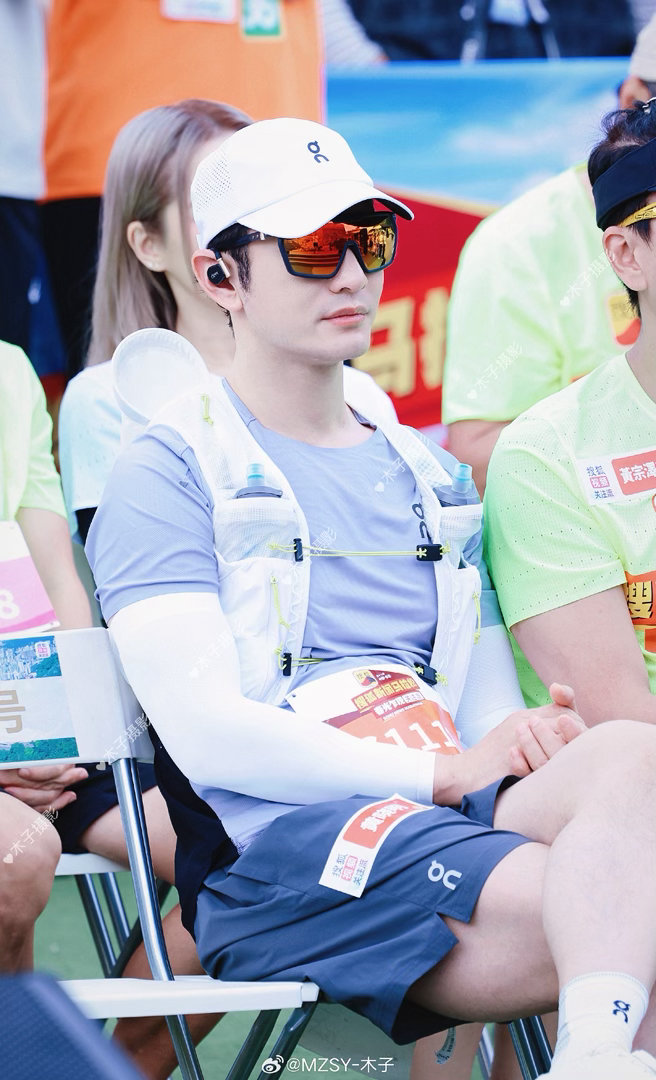 黄晓明遇见杨九郎也得说相声黄晓明杨九郎贴脸开搓大型欢乐团建现场🈶 两人近距离贴