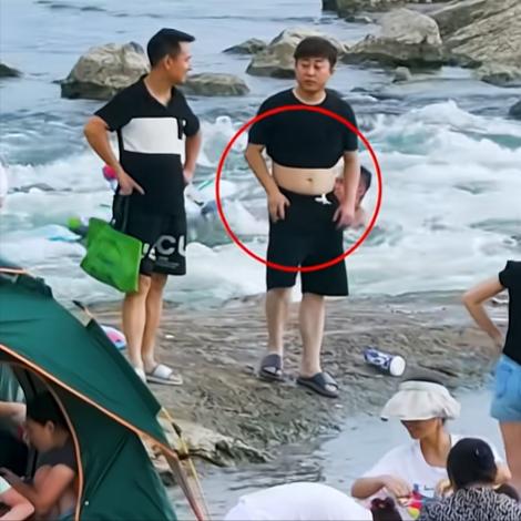 [太阳]7月27日，安徽，男子带儿子河边玩，结果滑倒跌入水中，男子拼命呼喊“救救