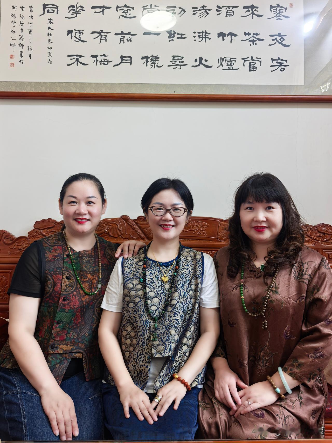 昔日国网三朵花在浅秋
一场差点擦肩的相聚
站在浅秋的路口缓缓回望
才发觉这个夏天