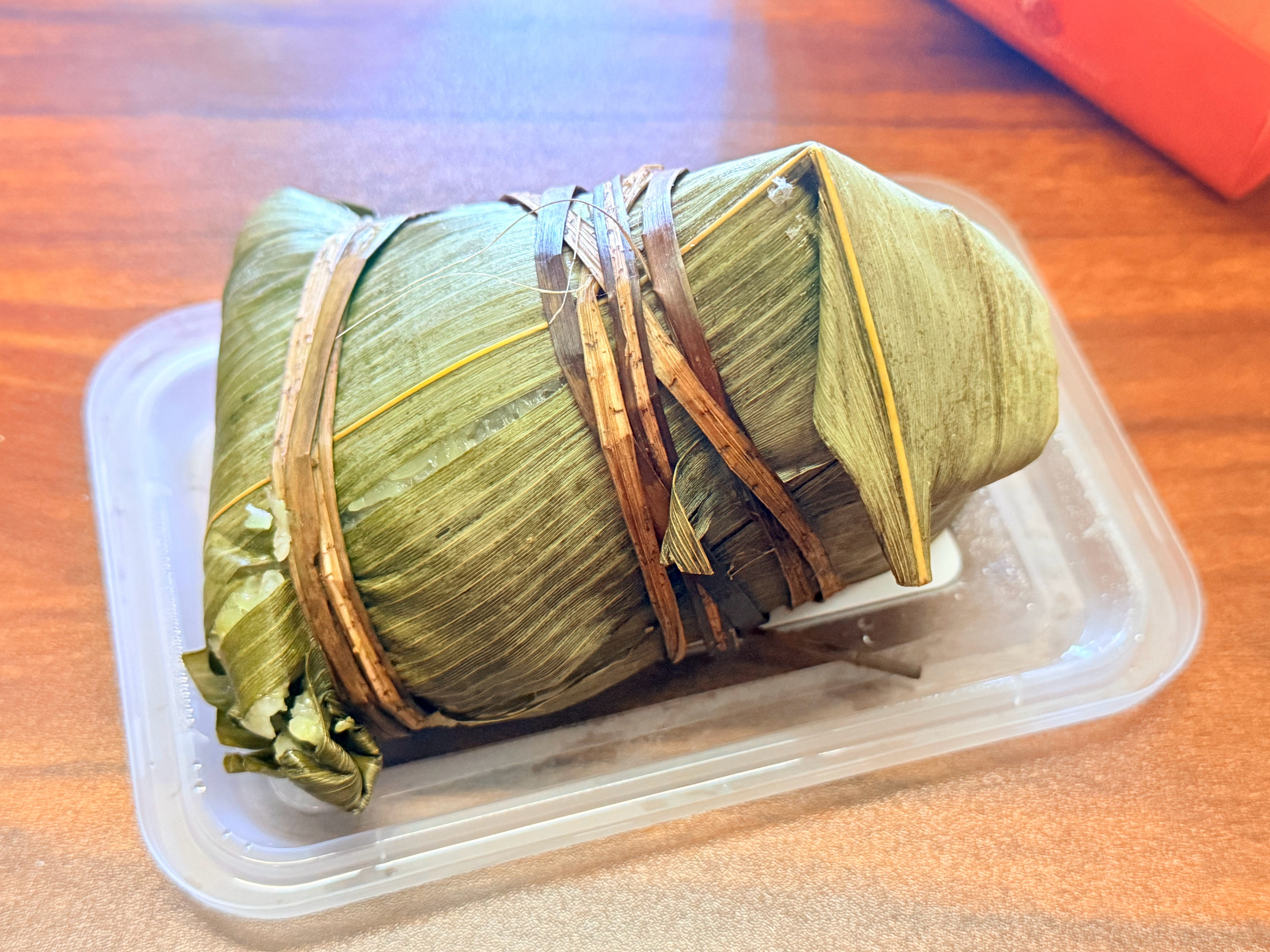 吃上了hk同学分享的家里的粽子，里面有干贝、虾干、咸蛋黄和猪脚，还有一种黄面，神