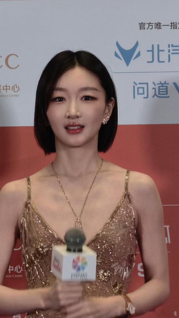 周冬雨短发好萌 周冬雨北影节红毯造型来了！短发造型灵动俏皮，真的是美而萌之的一款