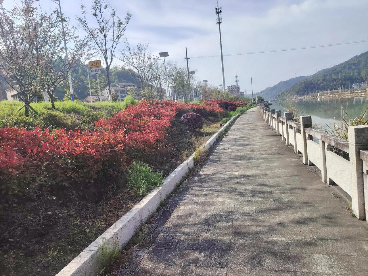 我们公司老板今年遇上这事也算是头一茬。
老板年年都讲行情不好，可是我们员工年年都