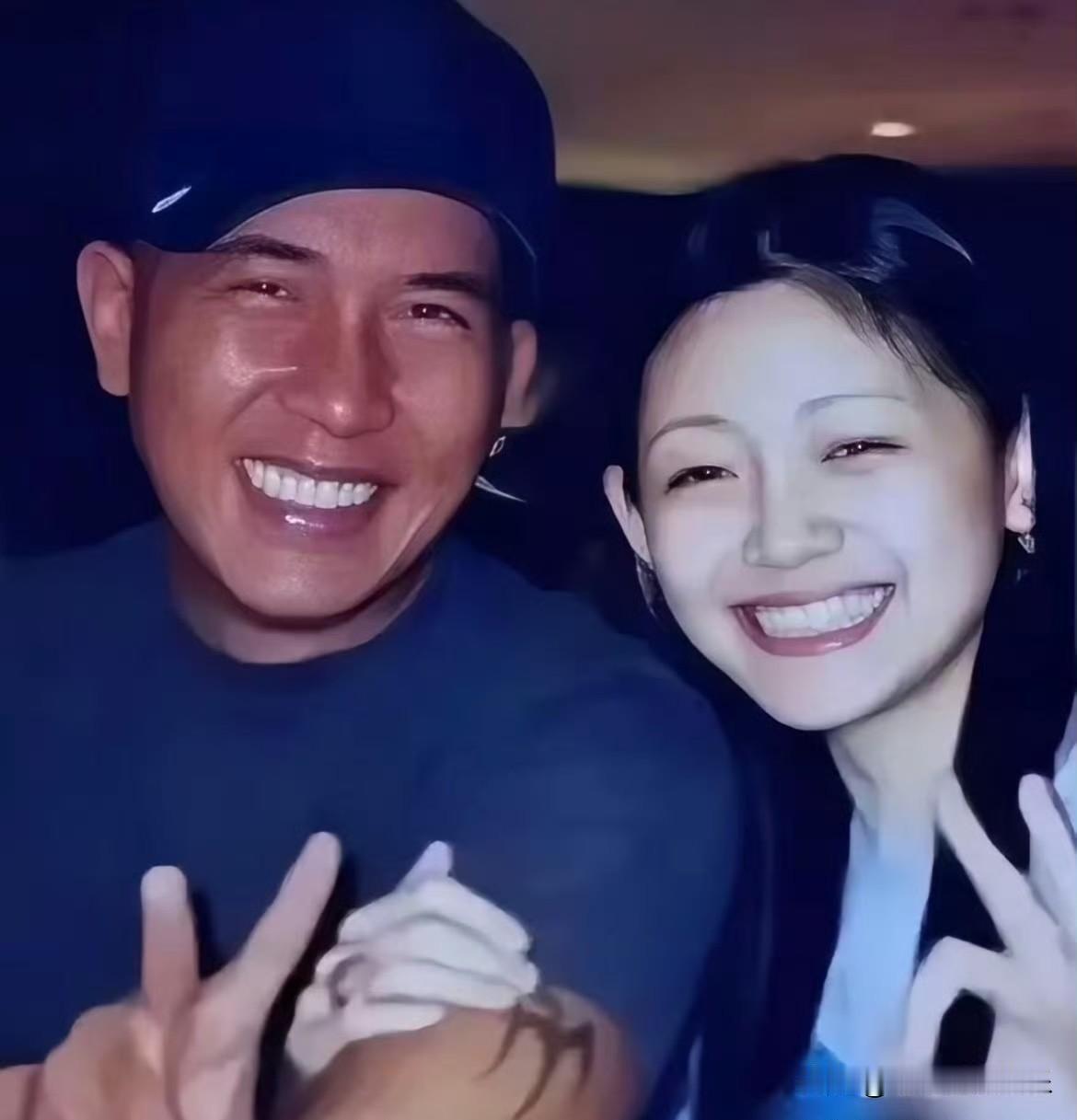 大S具俊晔20多年前同居的房间曝光，房子很小鞋架子上都是大S具俊晔的鞋子，放都放