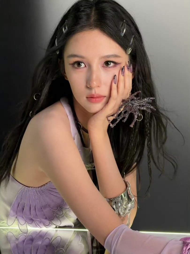 周也是电竞文女主吧专注盯着屏幕的样子太飒，颜值气质全对上，看完脑子里已经脑补出一