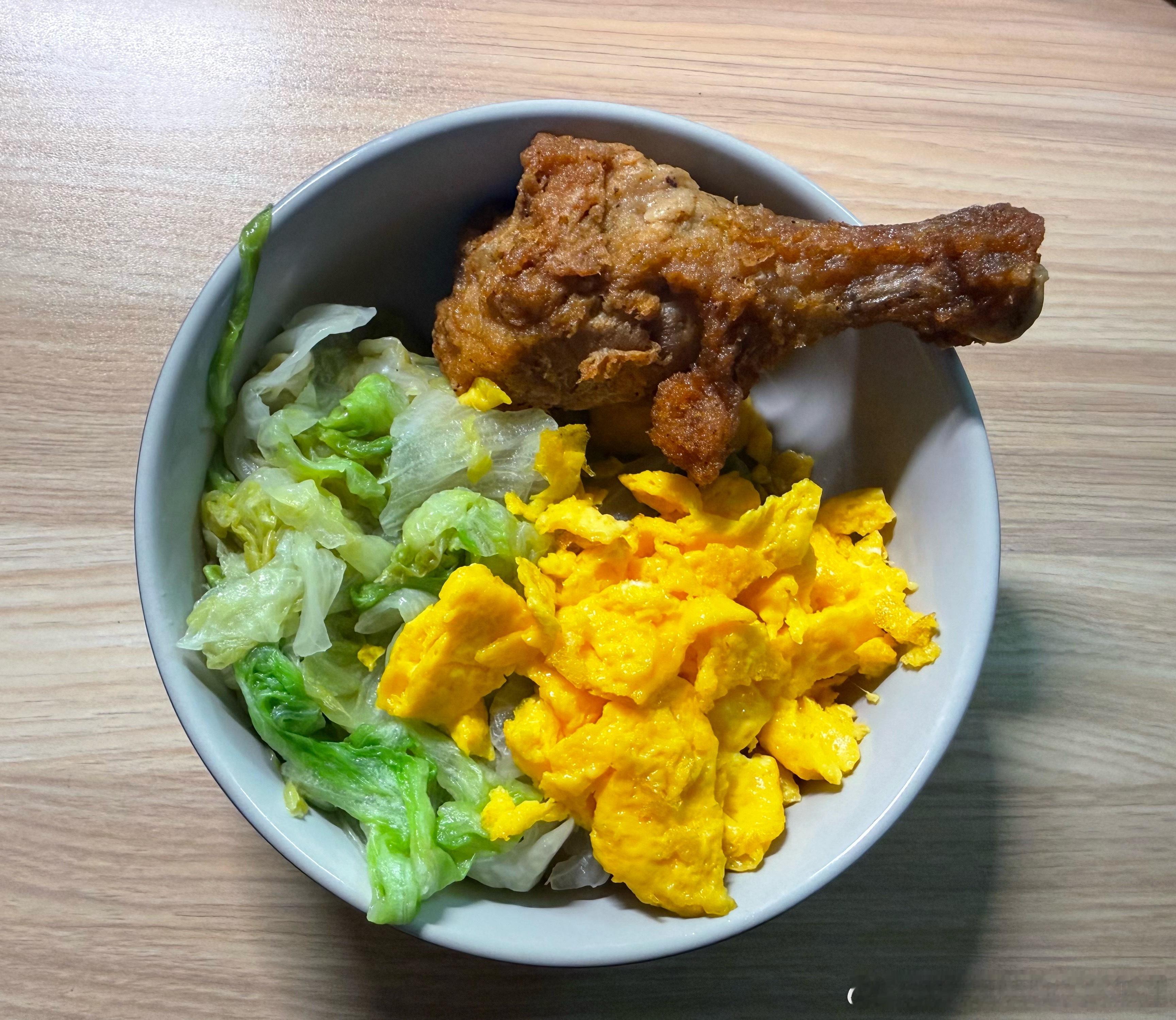 今日食谱2片吐司+2片红肠  250大卡桂花酒酿豆花  200大卡零食+蛋糕干 