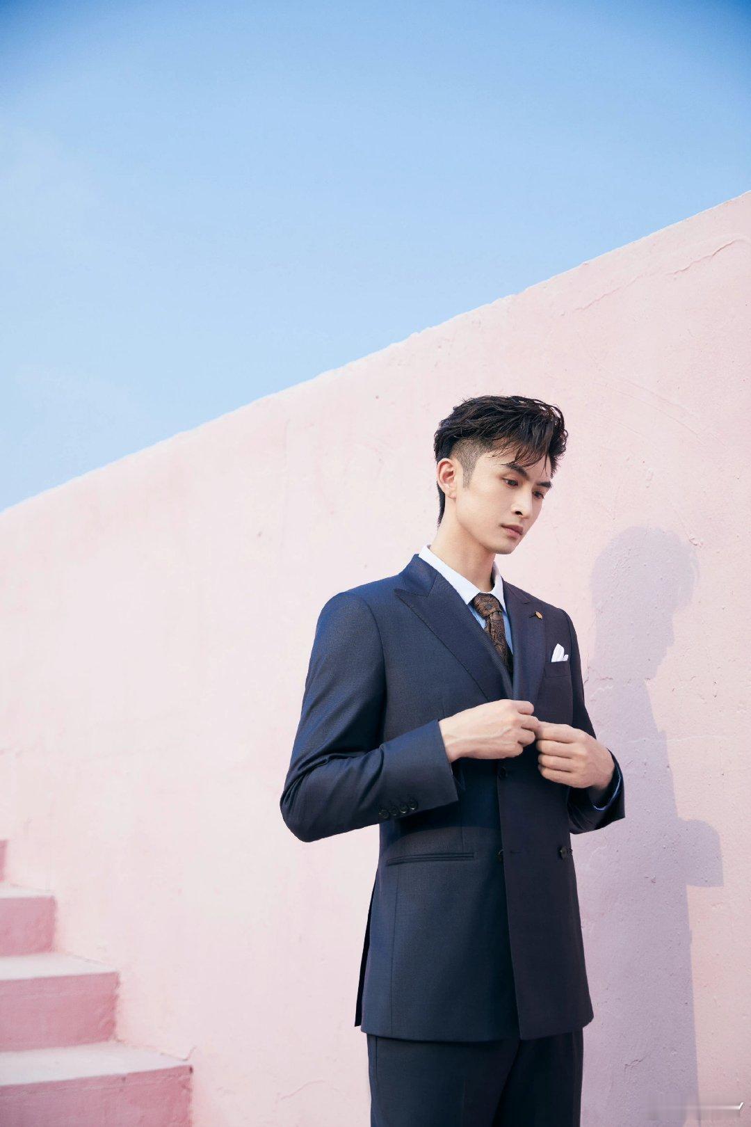张云龙来战 zyl张云龙萧逸寒 于黎明时盼晨曦，于黄昏后守星辰，无时无刻不念你​