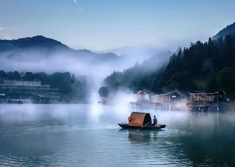 孤舟一叶烟波里，
远山几处灯火微。
湖面扁舟独自行，
双桨齐发打鱼归。