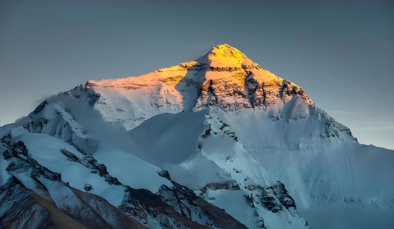 中国十大名峰排行榜：雄峙天地，尽览山河风骨

中国群山巍峨，或雄奇险峻，或灵秀缥