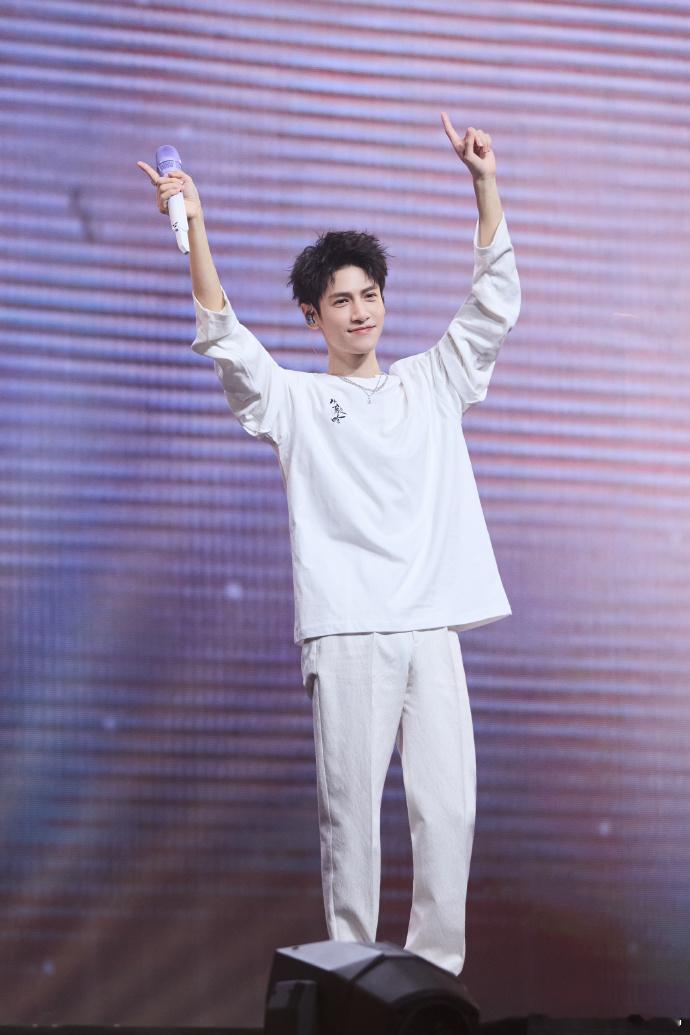 罗云熙确认参加江苏卫视跨年演唱会罗云熙官宣江苏卫视跨年演唱会 罗云熙确认参加江苏