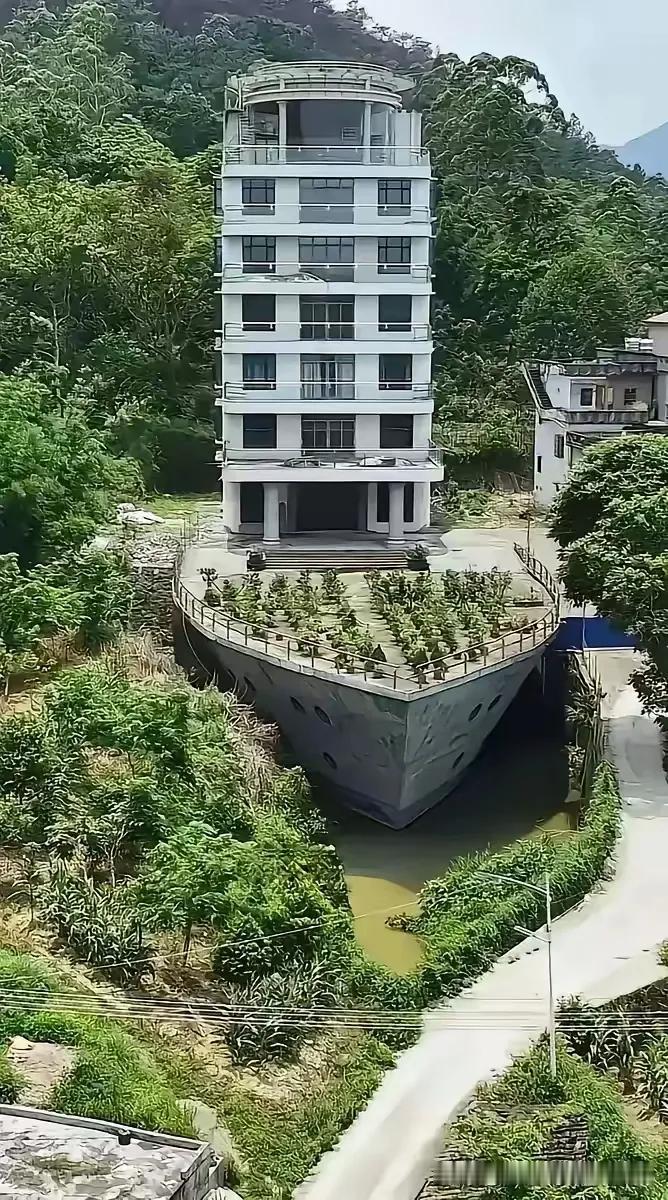 看样子此楼主人是一位航海爱好者，说不定还是一位军迷，或许还有一些风水方面的讲究。