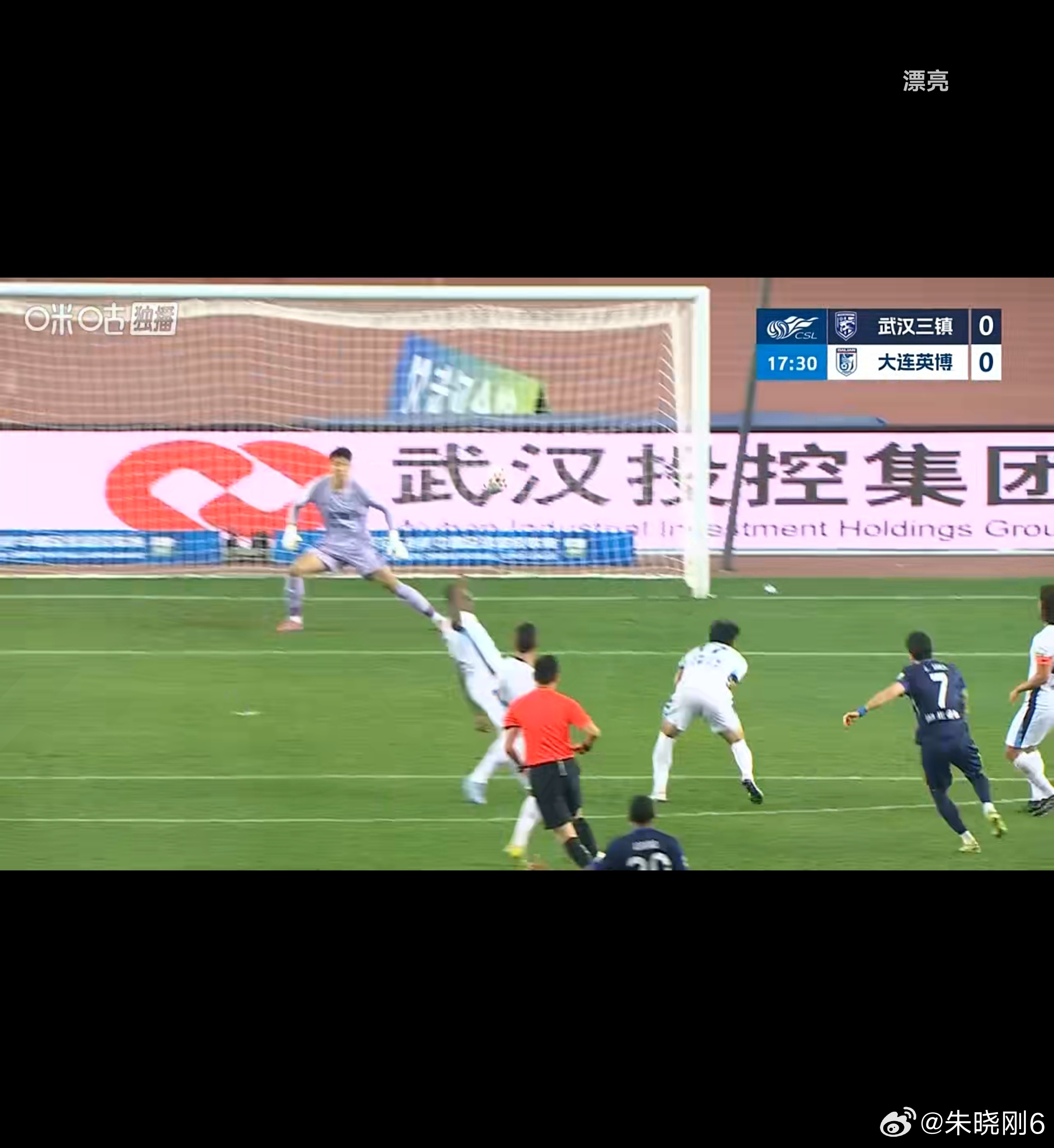 得先解决整体防守！！这俩大哥一左脚一右脚都挺靠谱，需要聪明的去克制他 