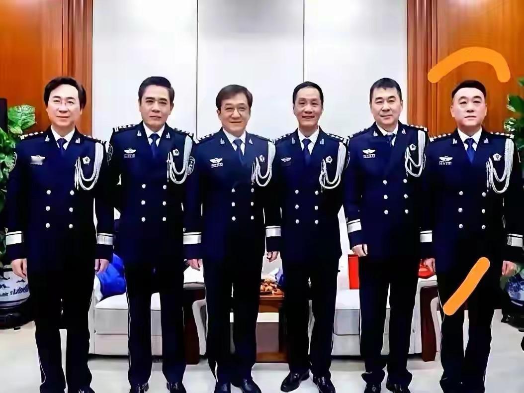 六个个人中有一个当过兵，你看出了哪个当过兵？