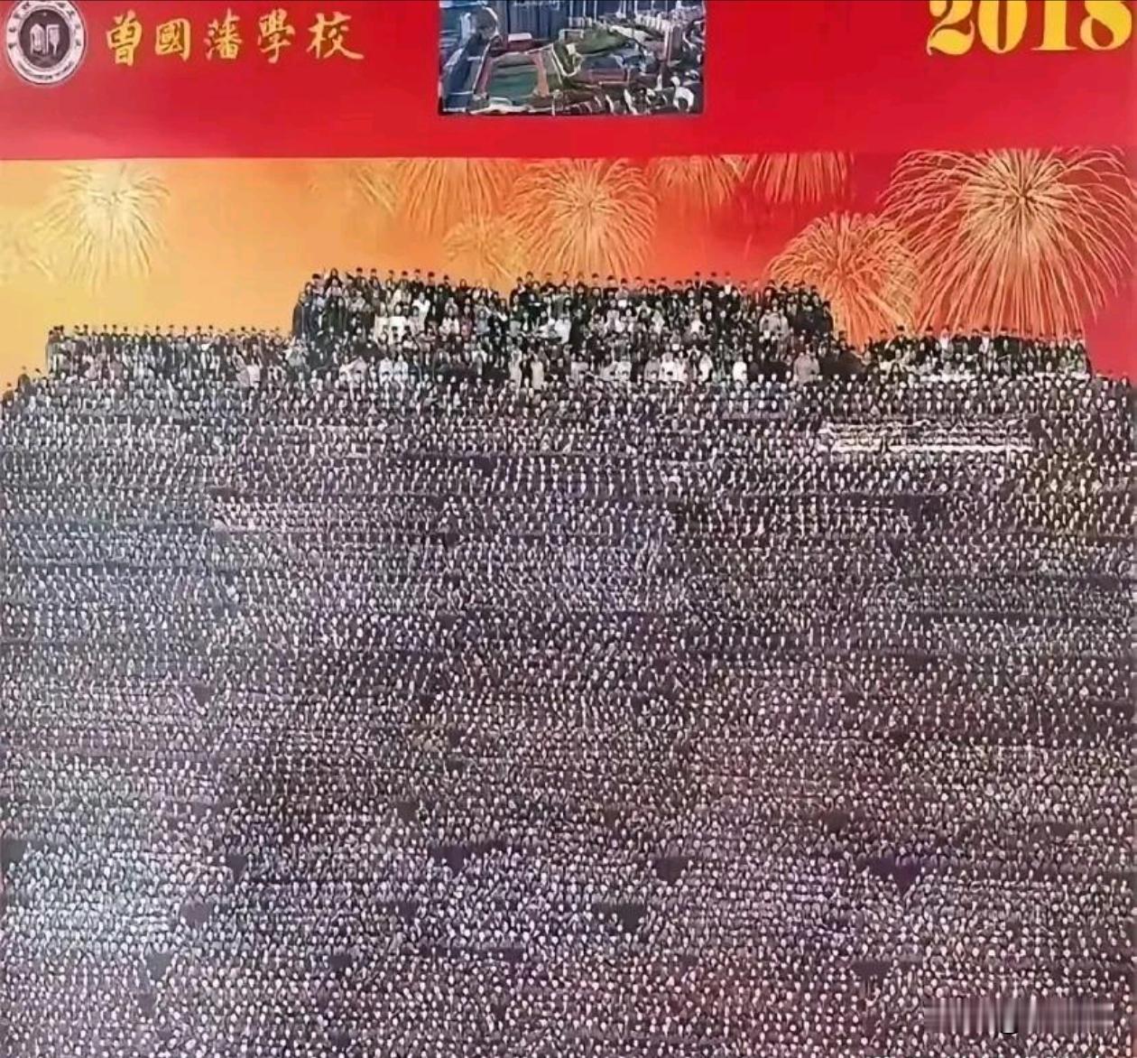 这种毕业照得拿显微镜才能找到自己吧