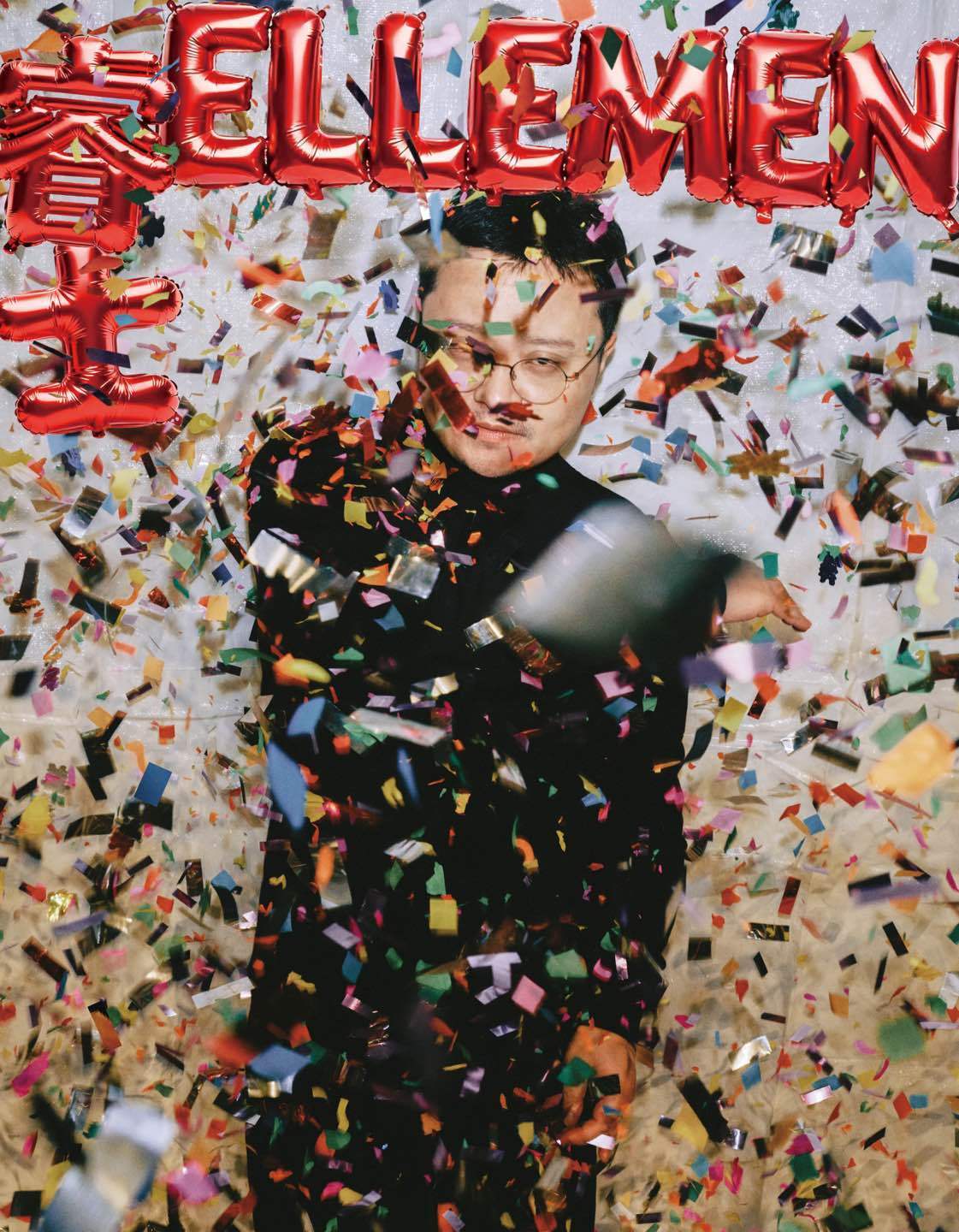 那是一段被金色与红色彩带包裹的时光，日复一日，为他人的庆典编织背景。现实的框架看