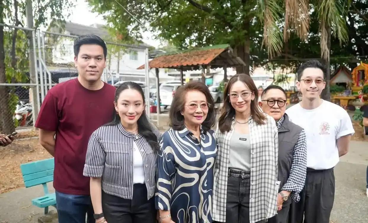 昨天上午，佩通坦一大家子出现在投票现场。

从 流出的图片可以看出，佩通坦的母亲