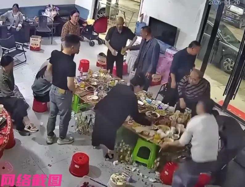 某男子在家中宴请，家里的亲戚来家吃饭，本来挺好的事，男子也是忙碌一番准备一大堆好