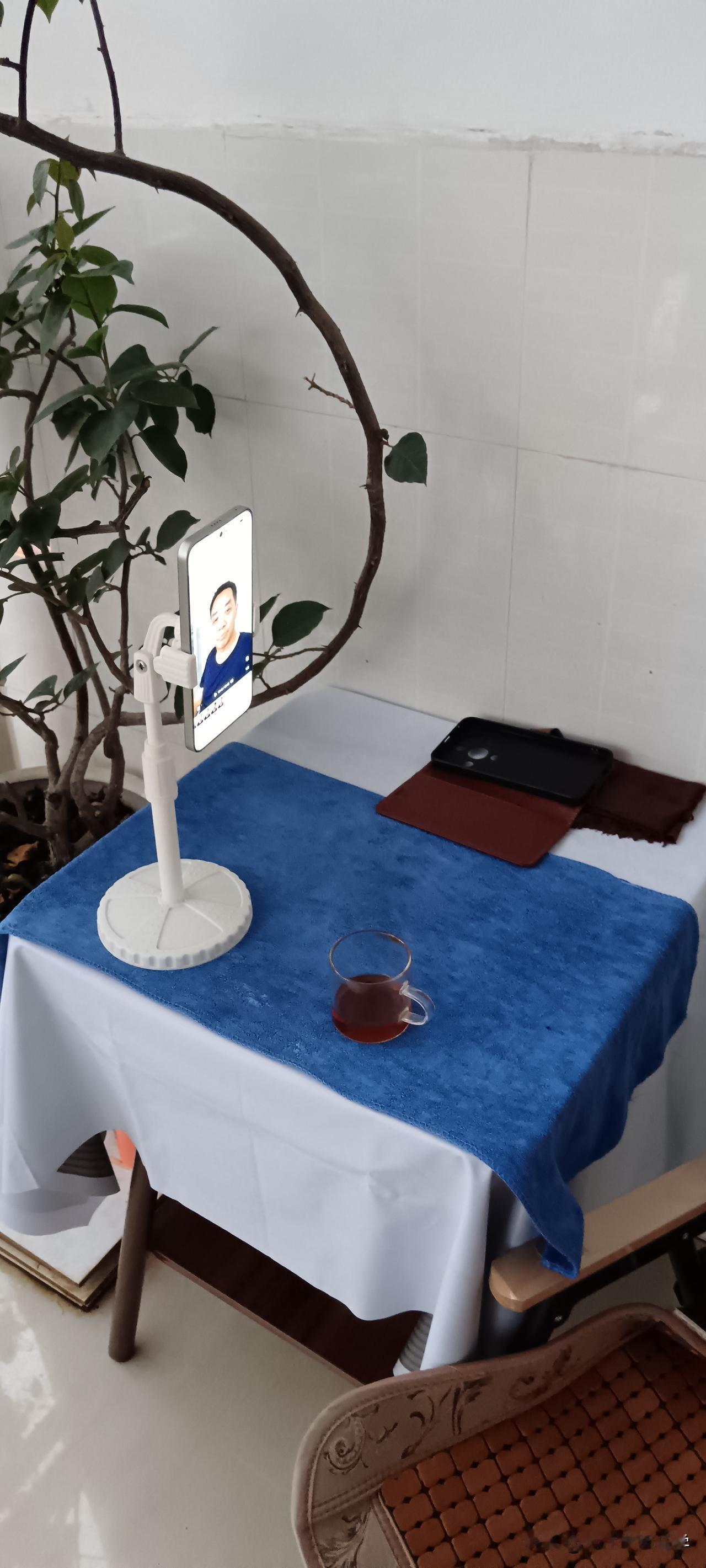 自家阳台上，简单收拾了一下，发现还是很适合做口播视频的。