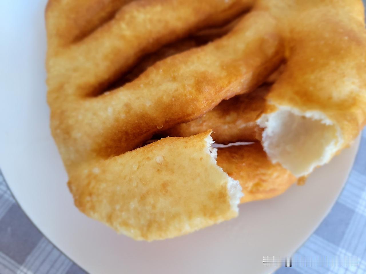 昨天早晨炸的油饼，用玉米油和猪油两掺油炸，外酥里嫩。油炸食品不是不可以吃，是不可