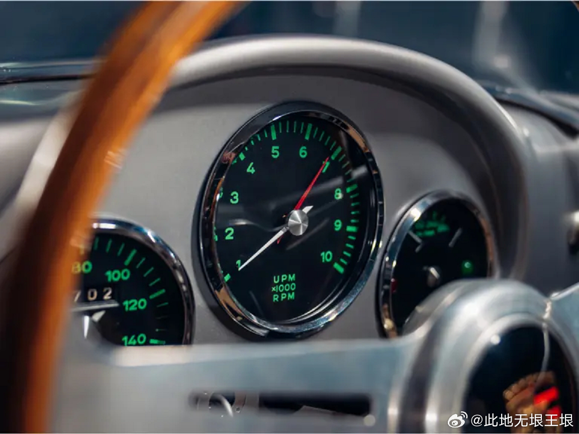 大V聊车 这是一辆极其稀有的保时捷550 A Spyder，生产于1957年。介