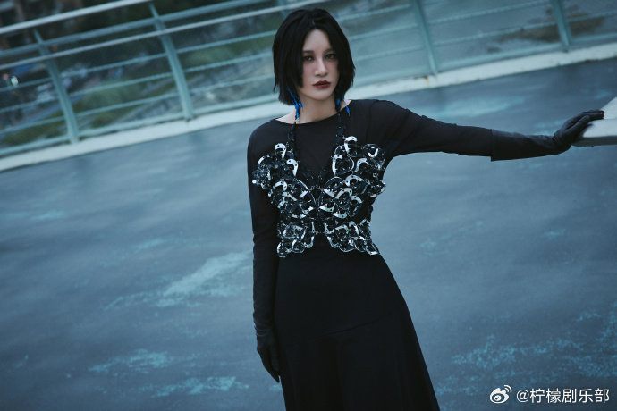 #尚雯婕还是当歌手吧站姐我另有其人# 尚雯婕给万妮达拍的照片，粉丝们看了都笑了，