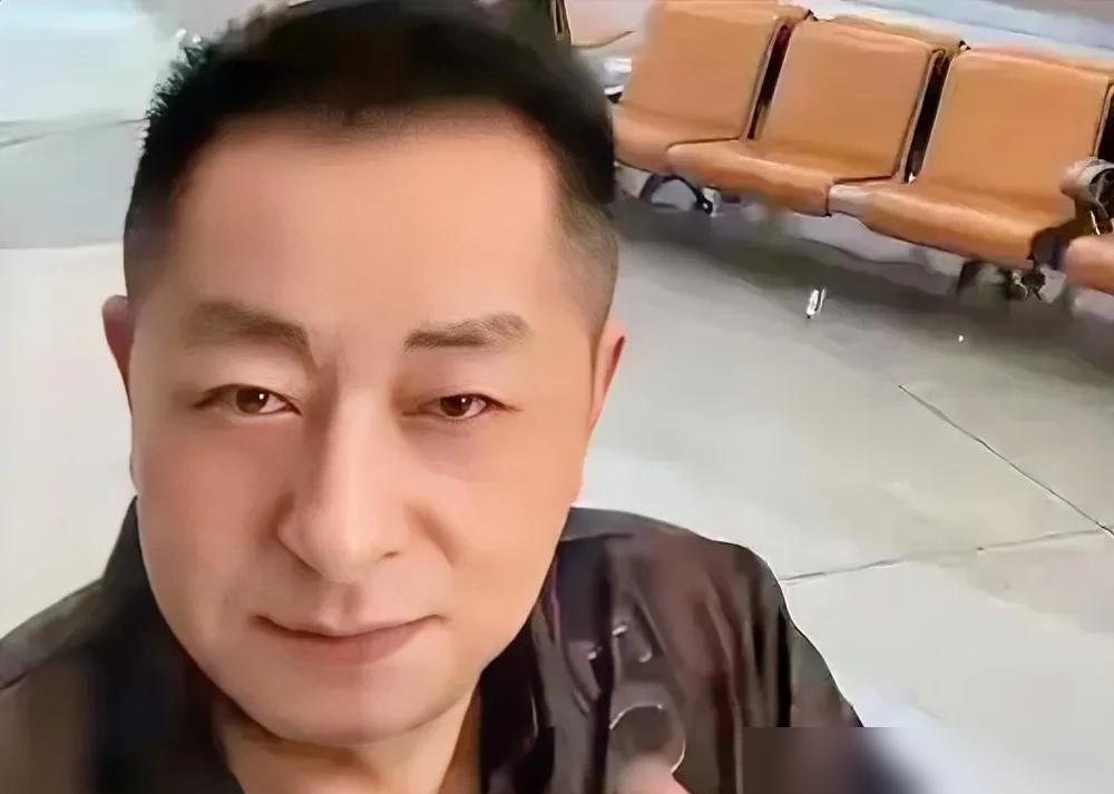 裹着旧军大衣蹲在水产摊挑活鱼的老头，手里居然攥着麻六记最核心的商业版图。
 
你