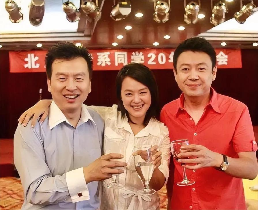 他们三个原来是播音系同一届的，都是央视的名主播  ，真给母校争脸。左面的是张泽群