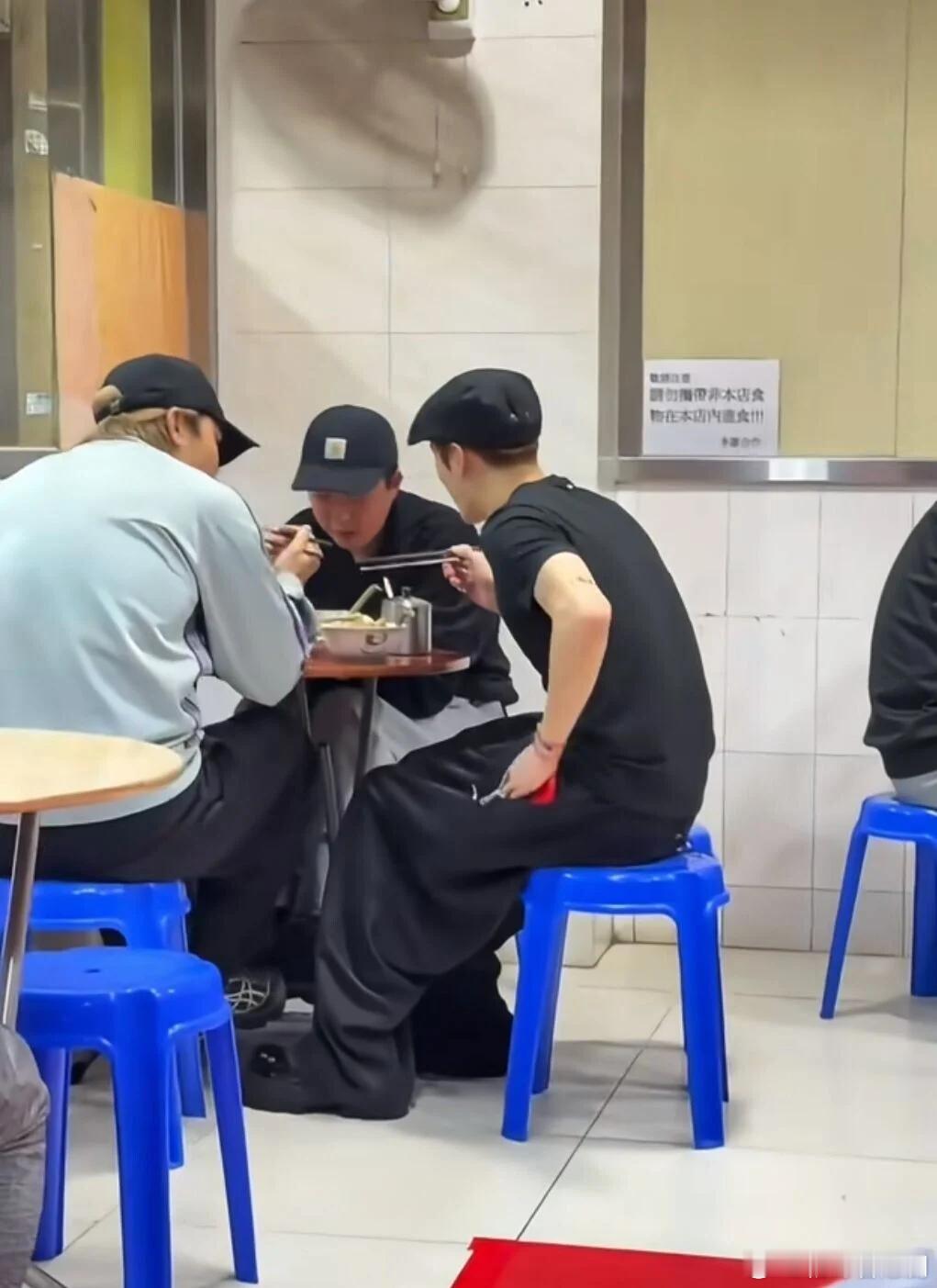 王嘉爾被巧遇食香港平民麵檔 坐圓腳膠櫈勁自在.王嘉爾（Jackson）身為韓團G