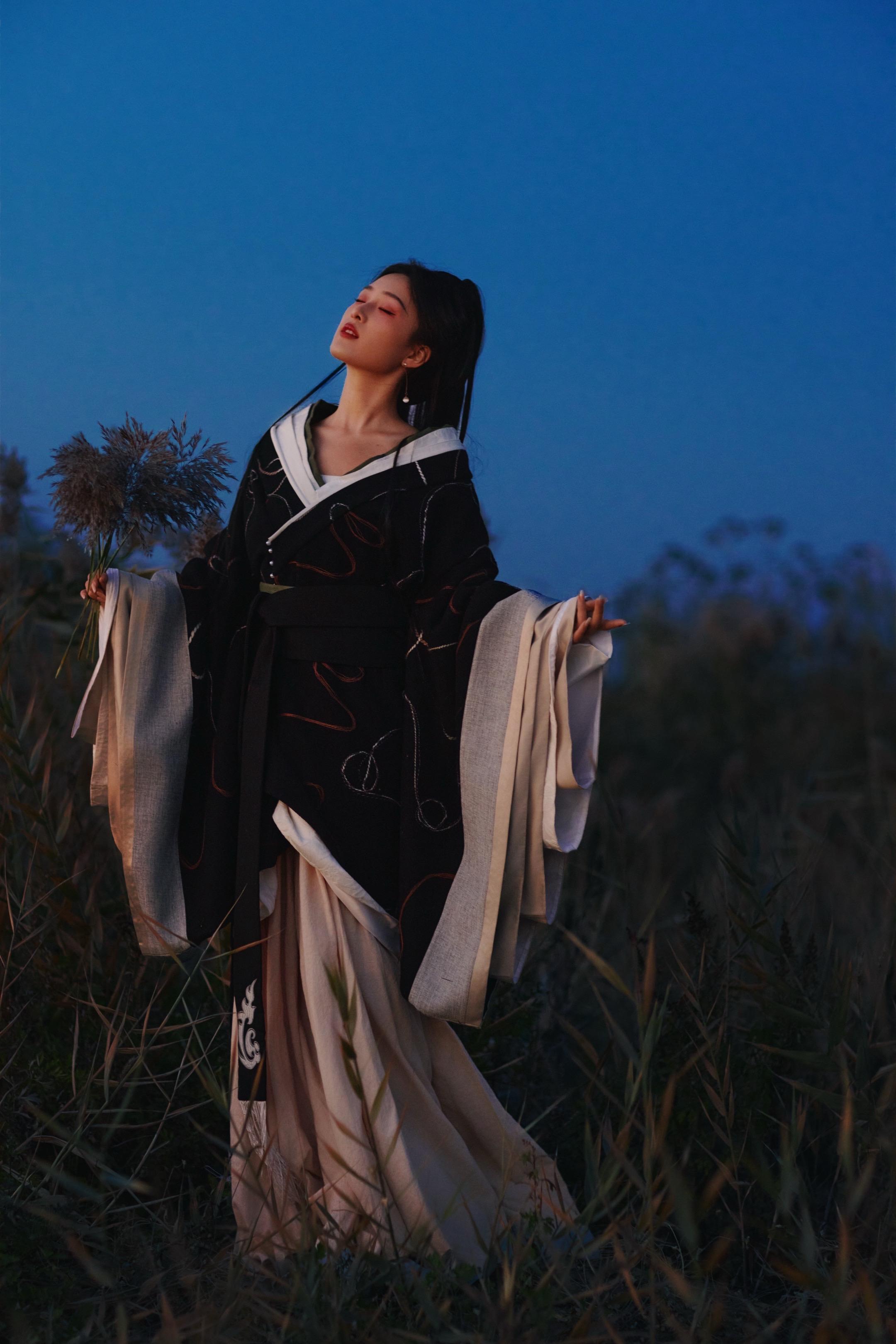 你闻，今晚的风是杜鹃花香。