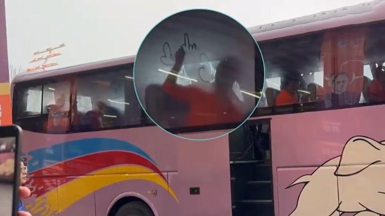 中超涂鸦艺术家，山东泰山球员郑铮在车玻璃上画呀划的，画出几个小山一样的图案，画的