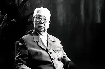 1982年，一个快70岁的老将军，开国上将，中央派人去他家，小心翼翼地，准备告诉