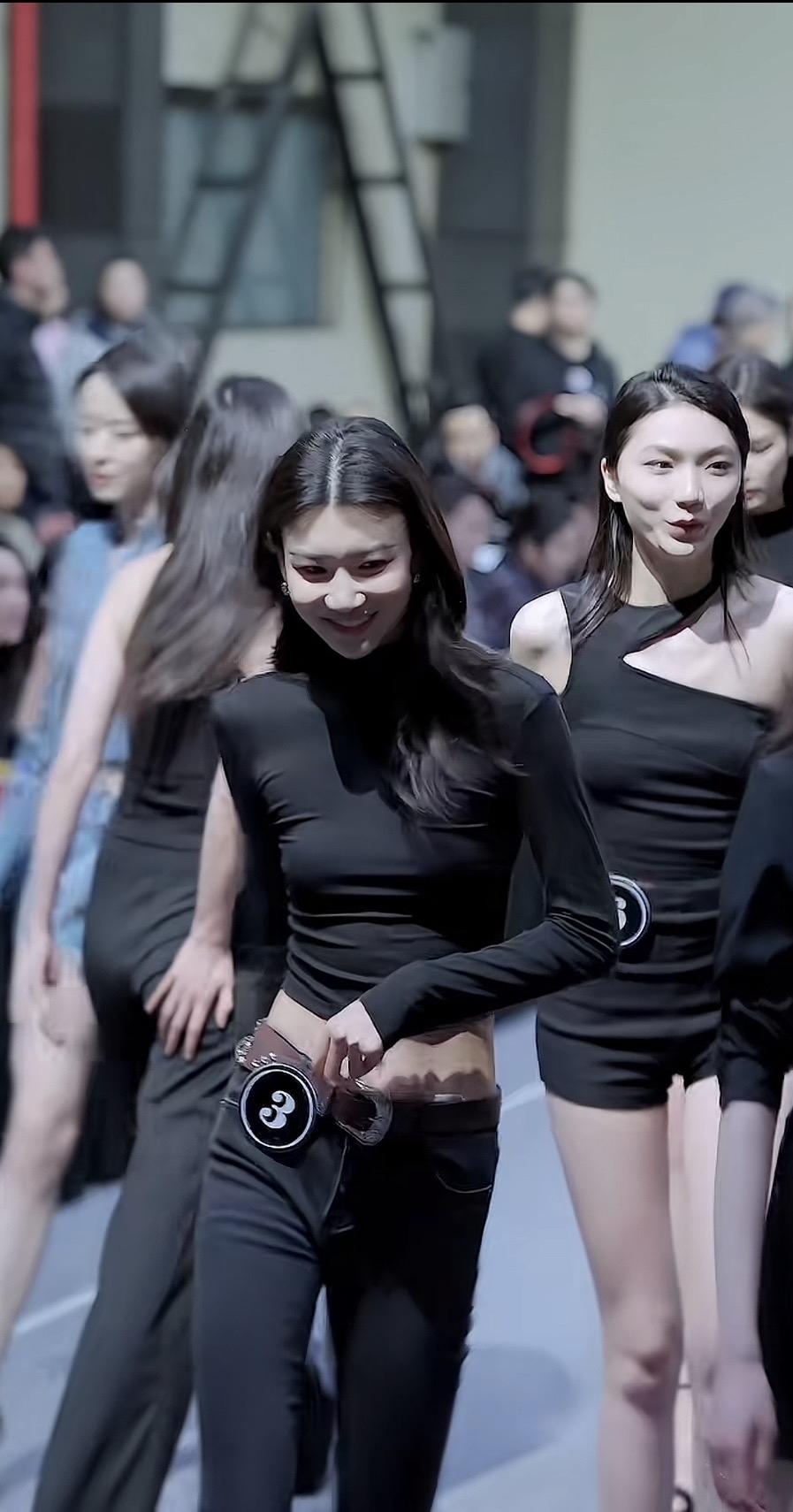 时尚大片，黑衣少女们的时尚秀场，自信满满，气场全开！