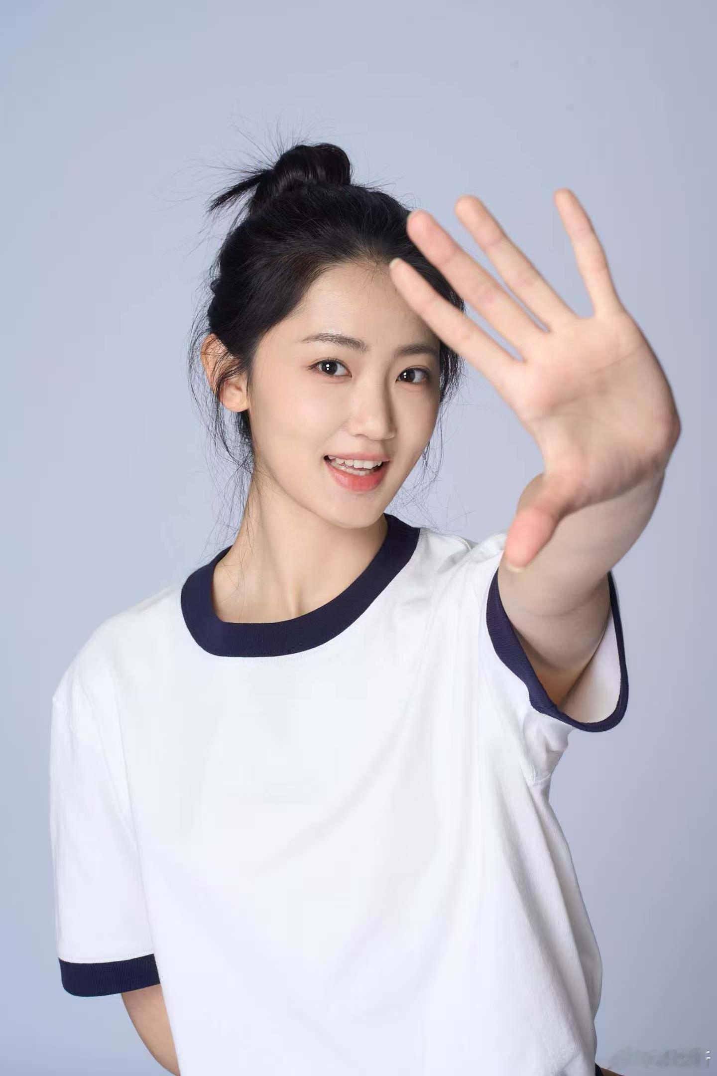 随机掉落小黄璐的定妆照🦌初见 树下有片红房子  🏠 昕鲜出炉  今晚接着追剧