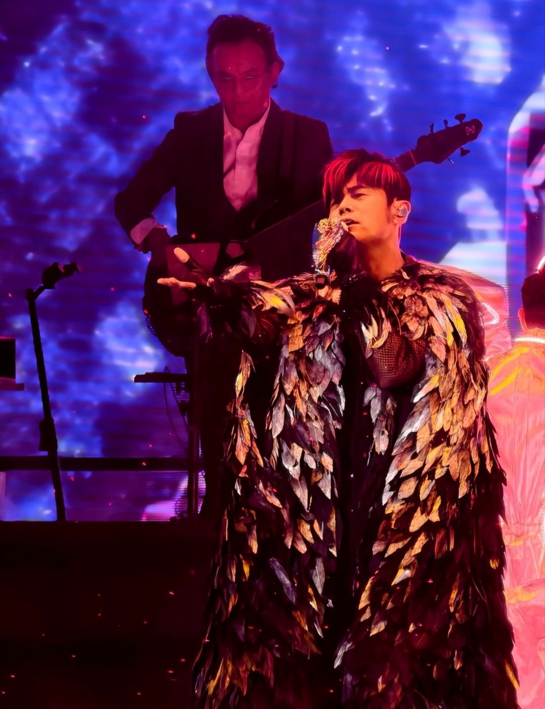 周杰伦3小时演唱会实唱不足90分钟周杰伦演唱会真的全程用心到哭！舞美、彩带、水枪