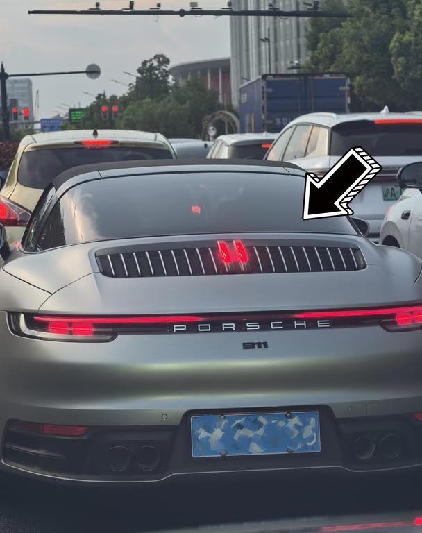 保时捷911的进气口比很多SUV都高
保时捷911是后置后驱，发动机装在车尾，不
