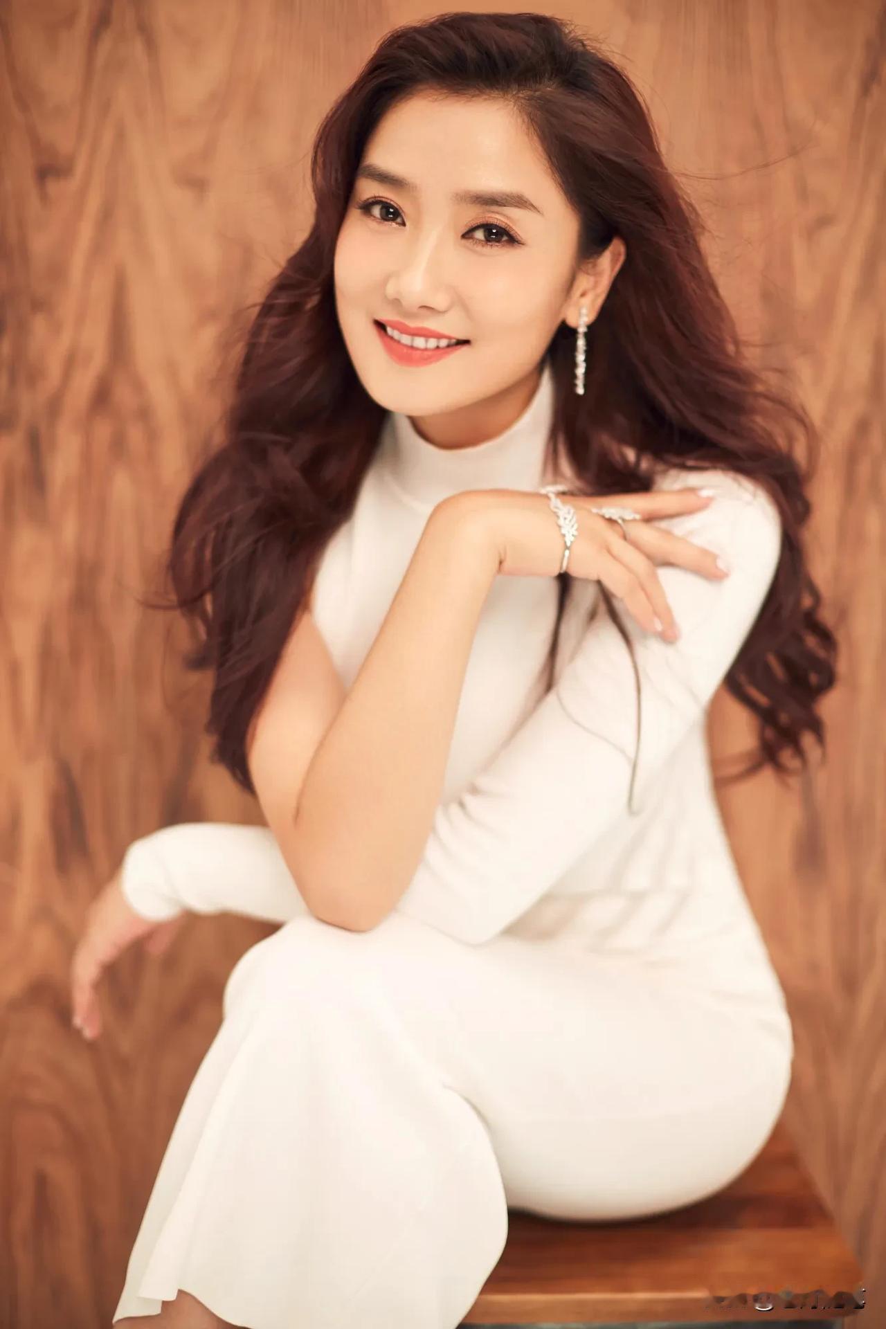 著名歌手，凤凰传奇组合主唱，玲花说：我从小在草原长大，我们的习惯是不吃早餐，而是