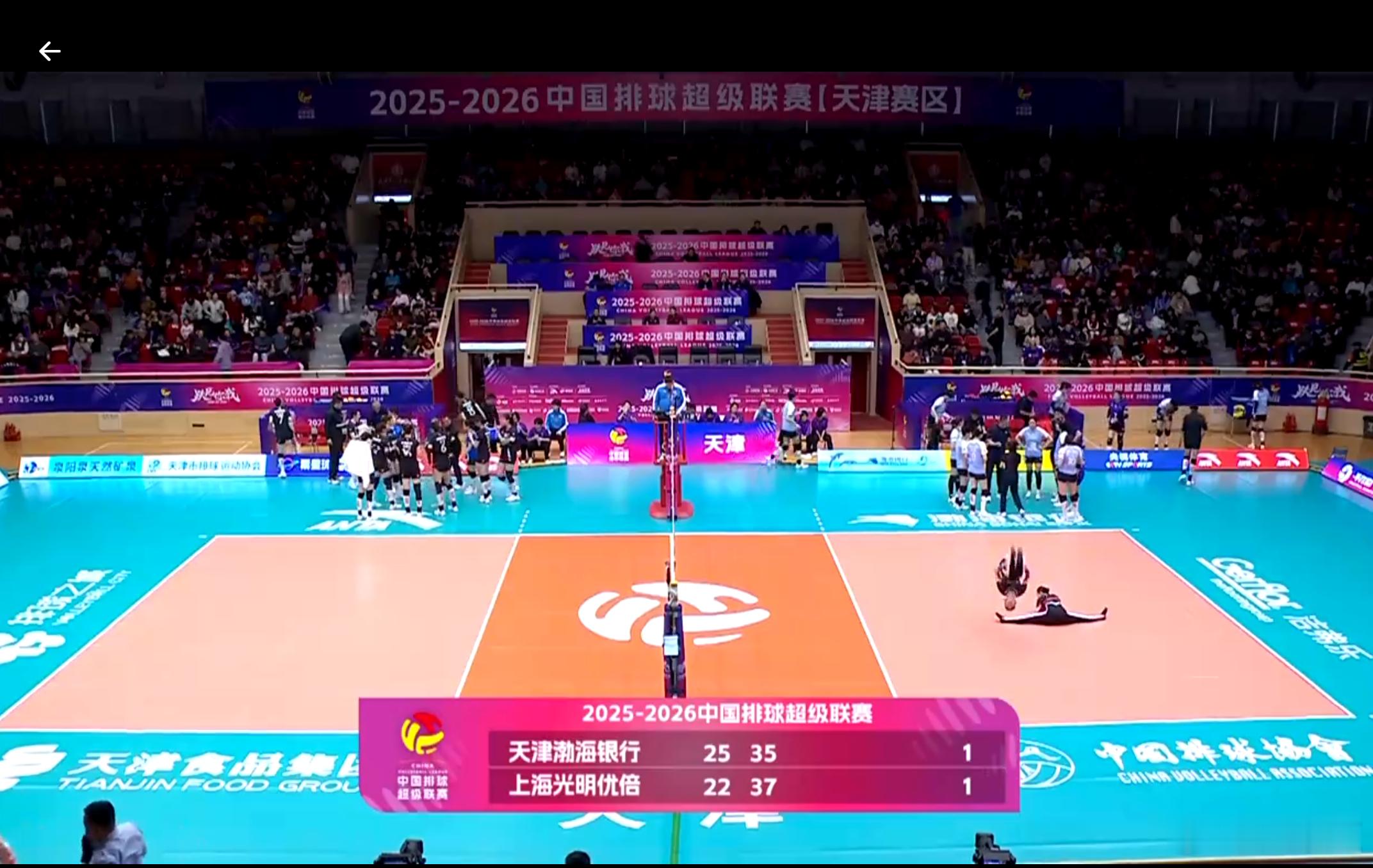 排超联赛2025-2026中国排球超级联赛37-35，这比分，哈哈。 顺便感叹一