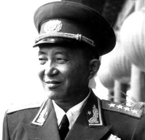 1956年初夏，毛泽东首次要畅游长江。罗瑞卿来劝毛泽东：“主席，我是不同意你游泳