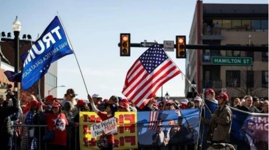 美国恐怕再也难站起来了，原因有两个：第一是美国的国债，美国人依靠贪婪这杆杠一直高