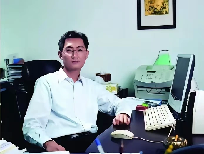 90年代，马化腾刚毕业工作时在办公室里的一张留影,办公桌上的标配电脑...