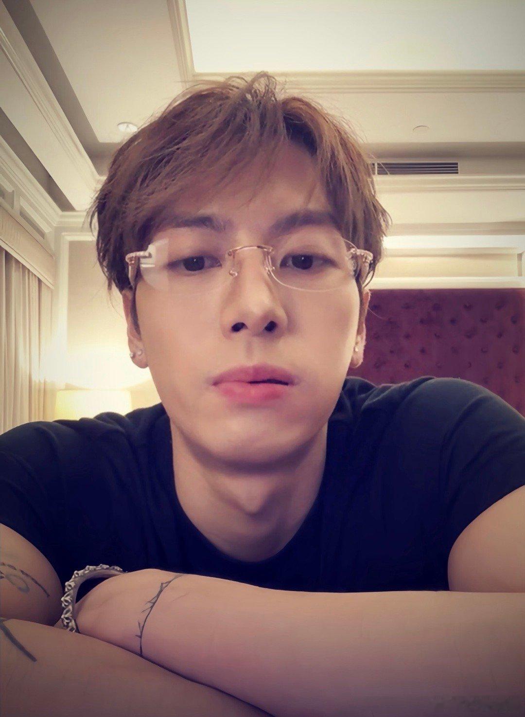 在自己最美的一天遇到王嘉尔真的有些幸福！要是结婚能和王嘉尔结婚就更好了王嘉尔