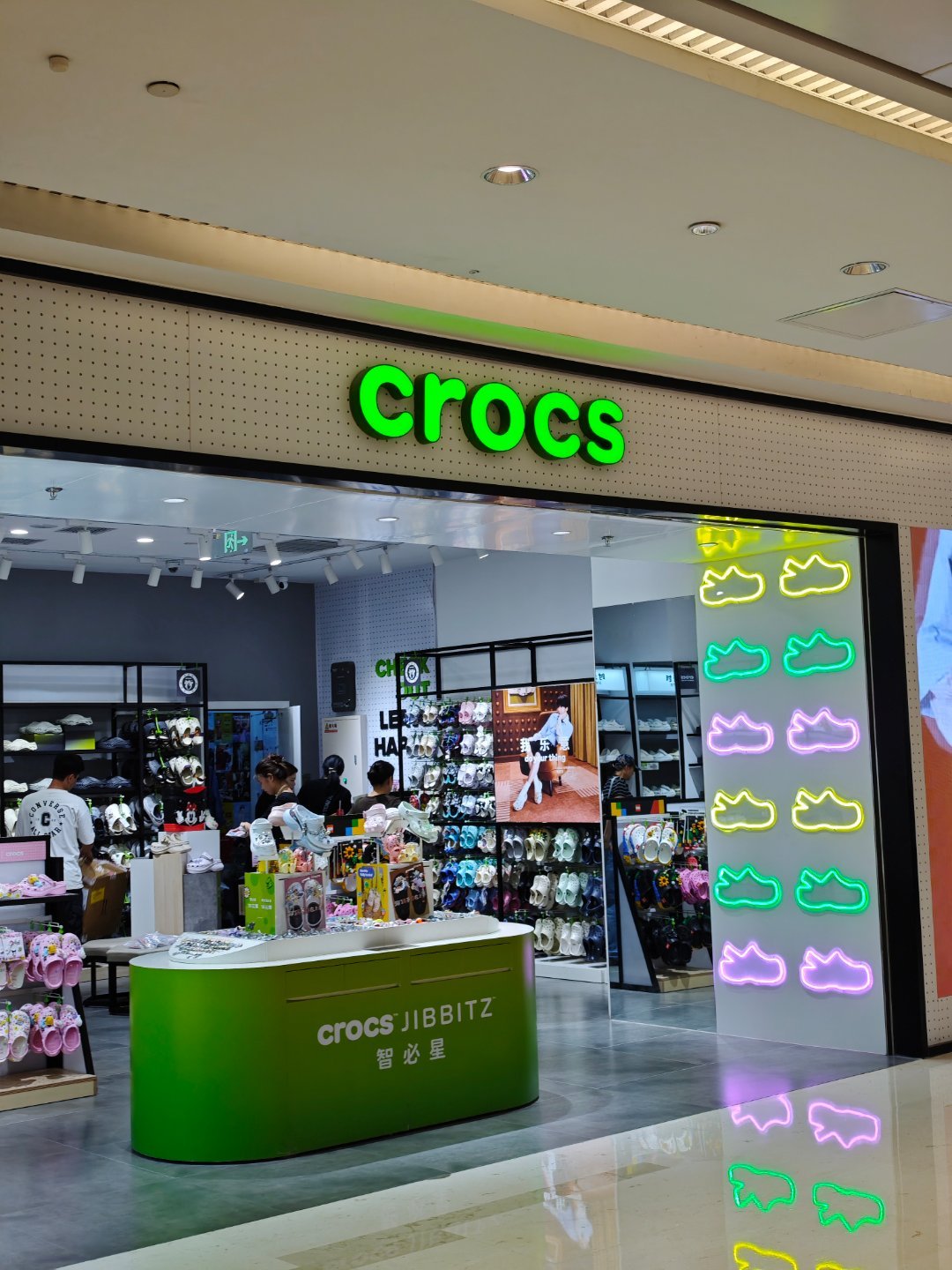 洞洞鞋 Crocs 竟然卖这么贵，几百块一双，太暴利了！洞洞鞋