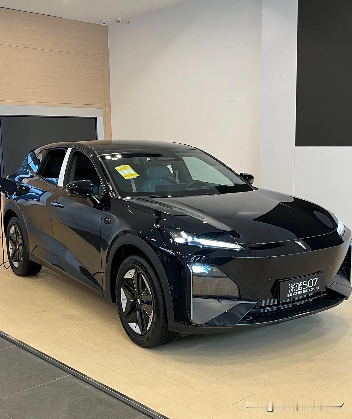2025年深蓝S07在15-20万新能源中型SUV市场表现稳健，以华为乾崑ADS