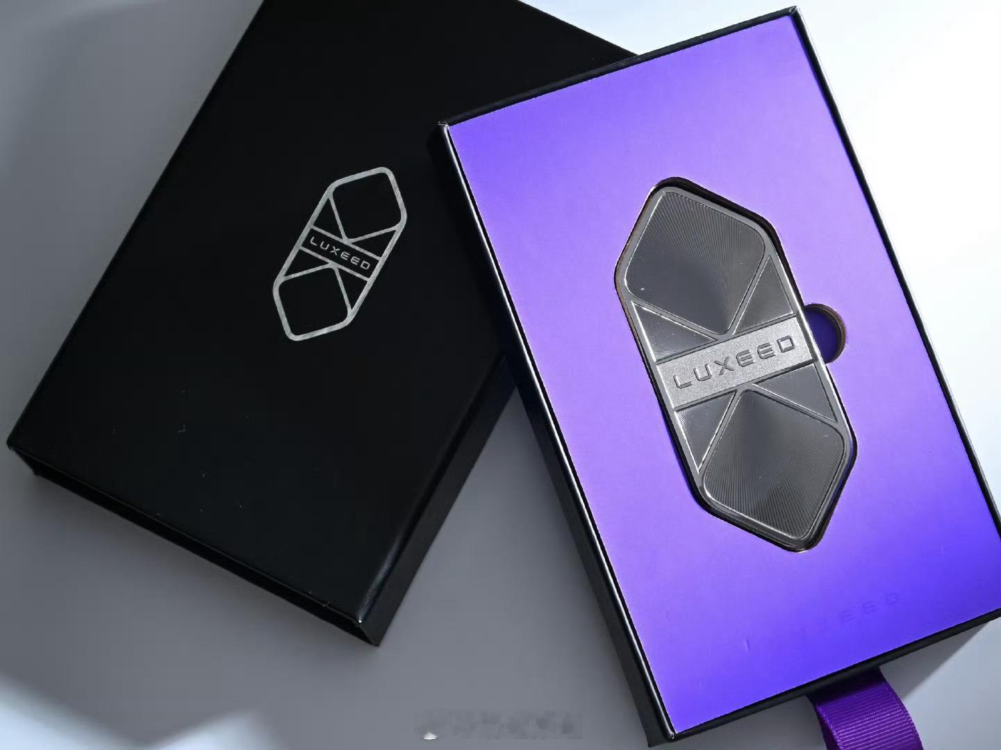 谁说新能源汽车不能硬件 OTA？智界实体车标来了，虽迟但到老车主也有！迎宾灯 c