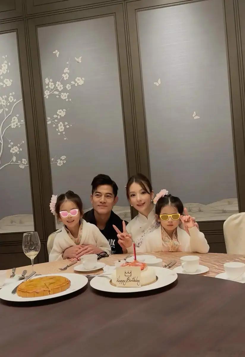 郭富城妻子方媛晒中秋全家福 挺孕肚依然美丽 ​​​
