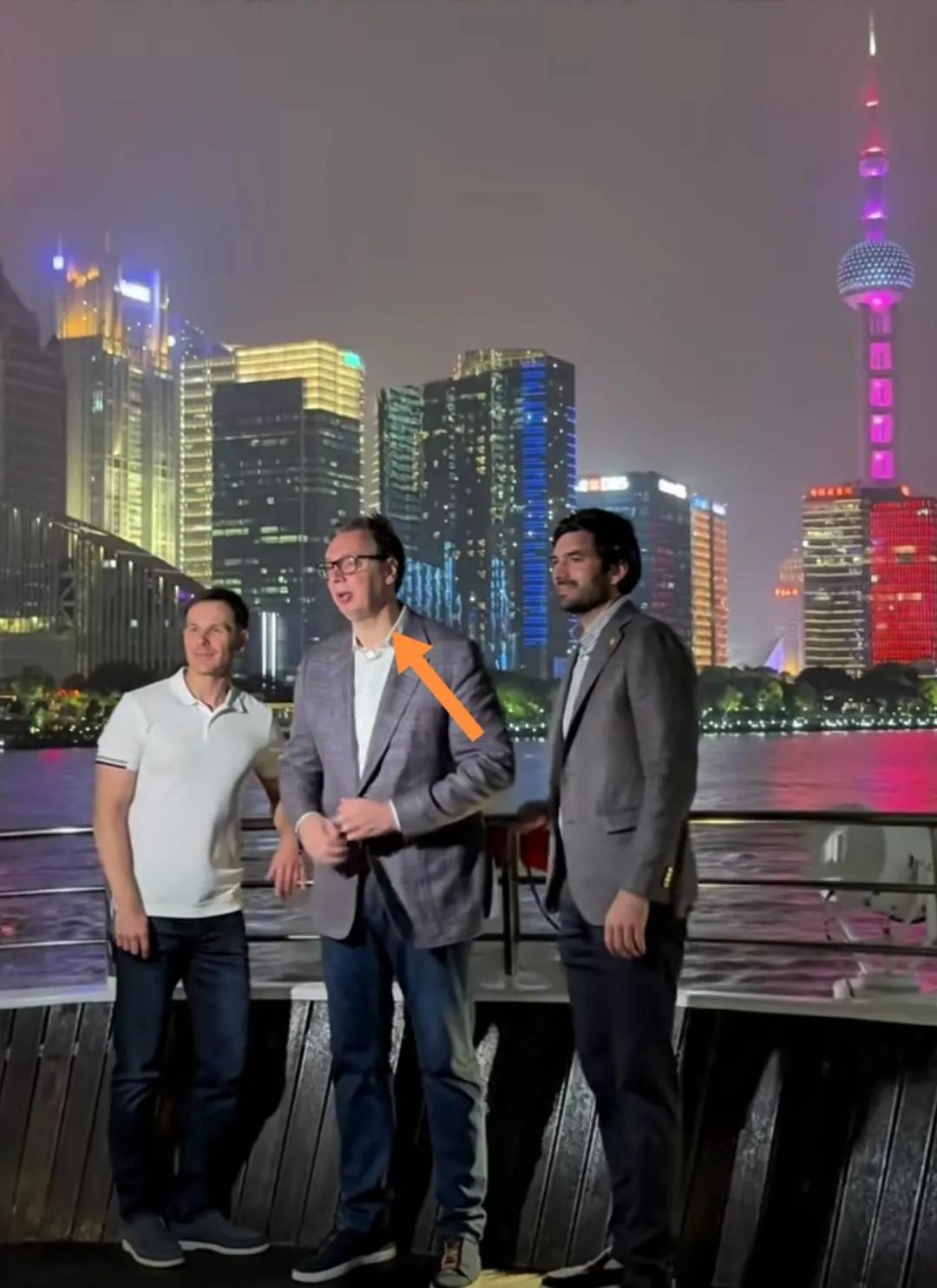 塞尔维亚总统武契奇与随行人员上海外夜游黄浦江。