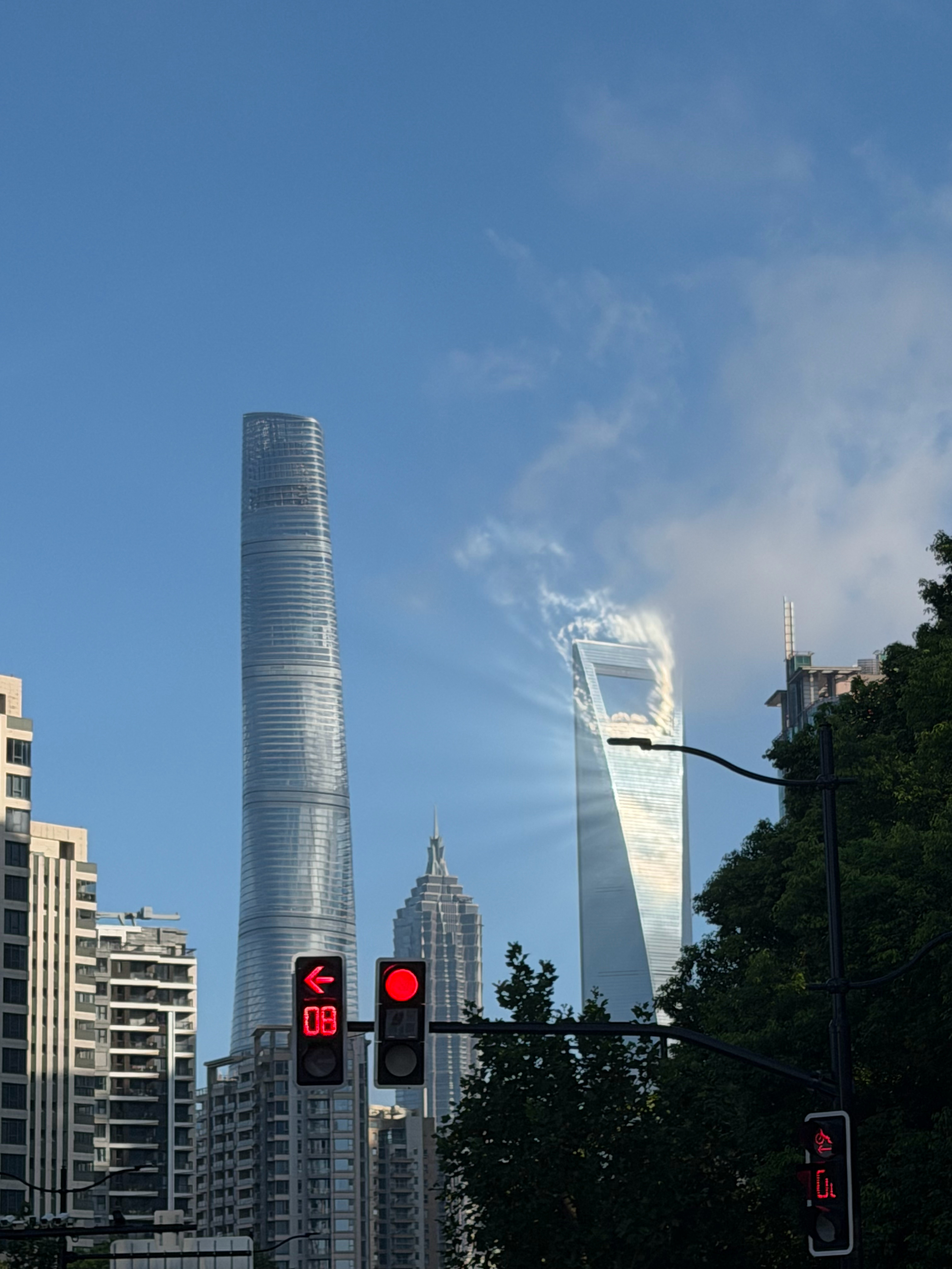云挂在楼上像在冒烟 