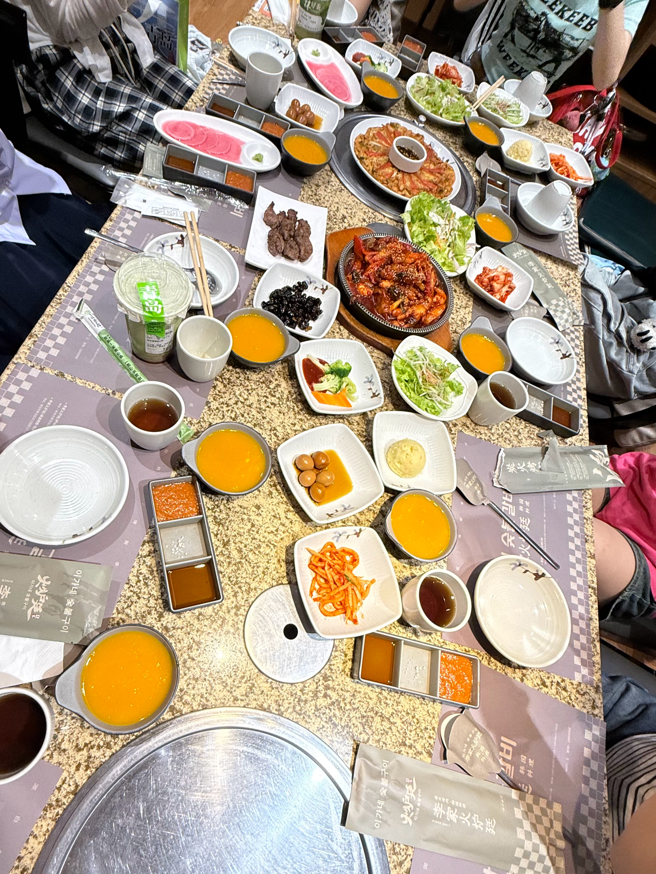 其实白敬亭下飞机第一件事就是急头白脸的来这吃烤肉 然后发现最大的包间已经被我们占